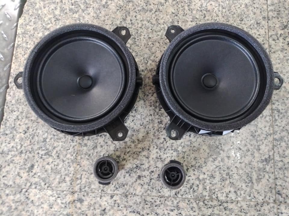 拆下GR YARIS原廠喇叭