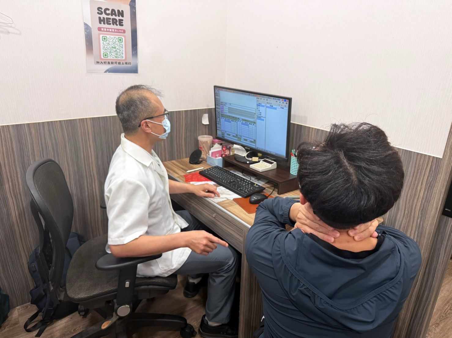 醫師透過動作測試判斷症狀來源