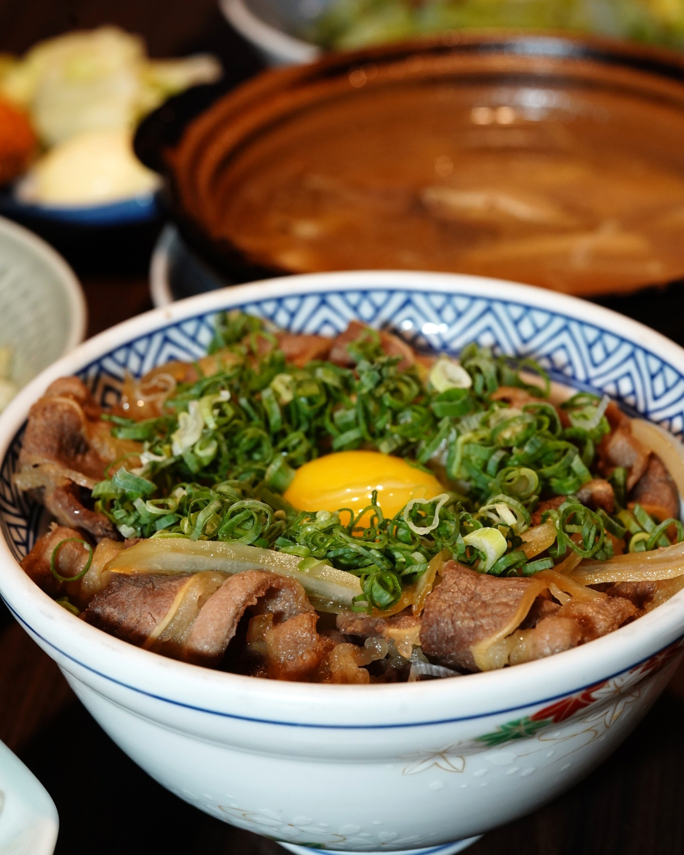 蔥花牛肉丼與蛋黃