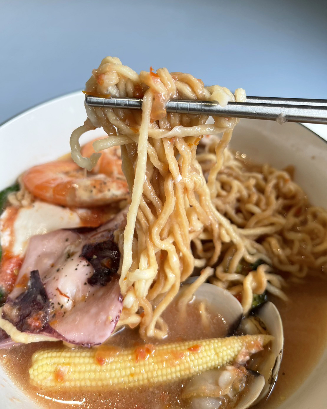 細長型意麵沾附番茄小丁