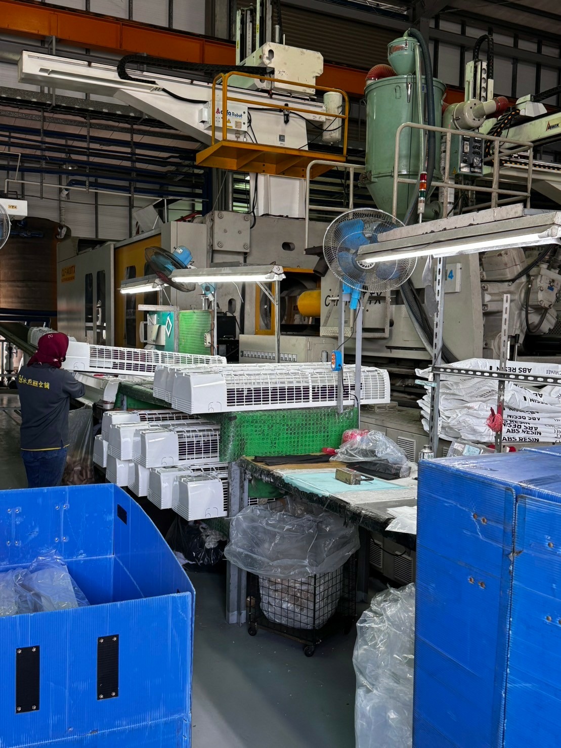 冷氣機外部機殼烤漆作業