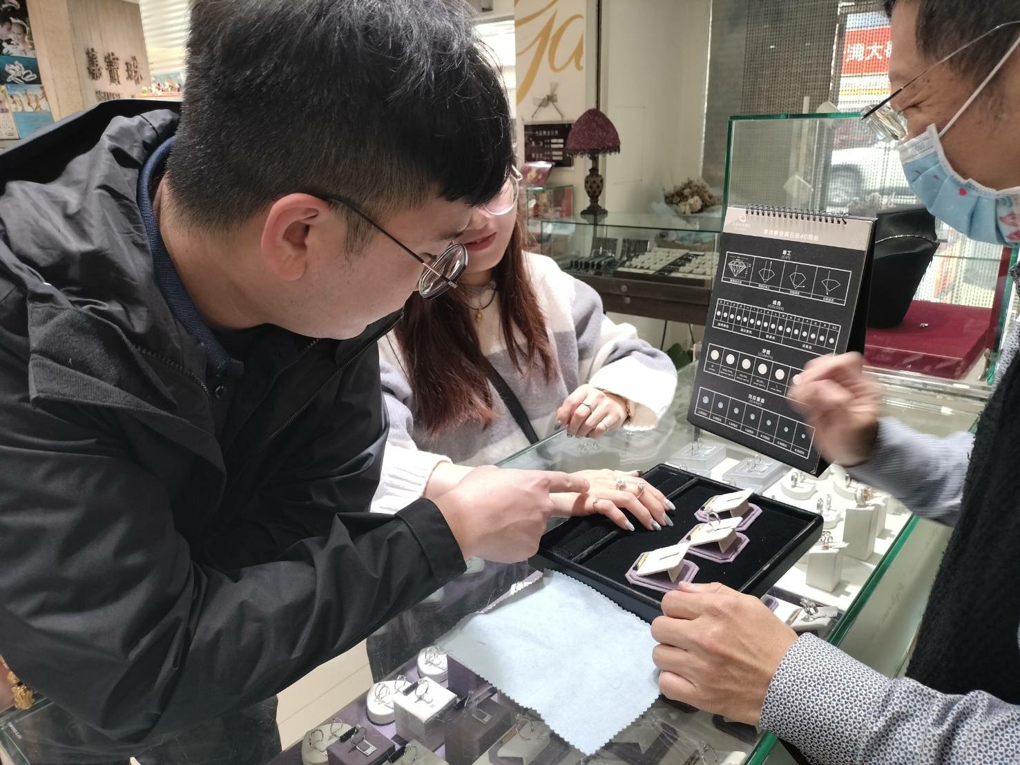 弟妹試戴不同款式的對戒
