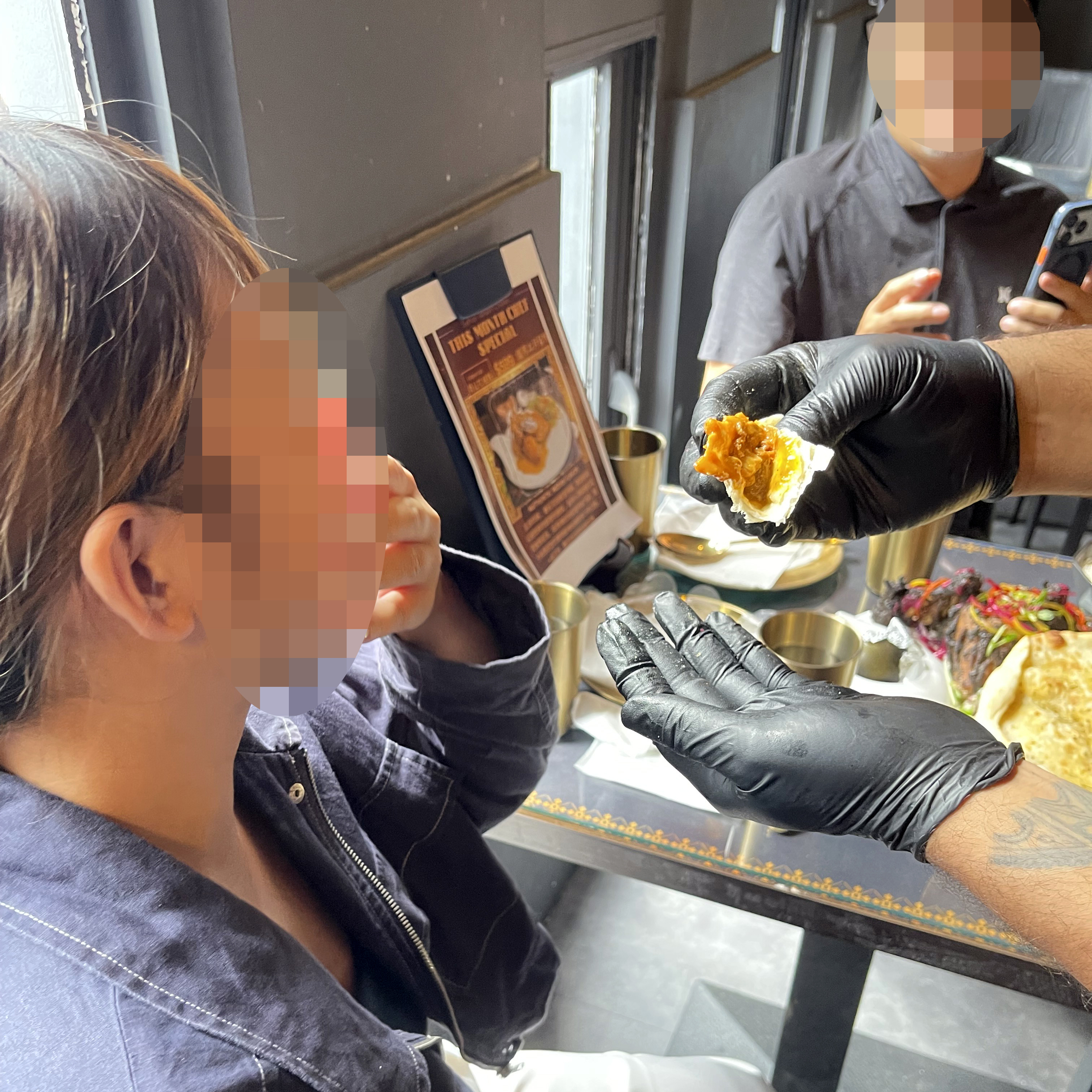 朋友被餵了一口