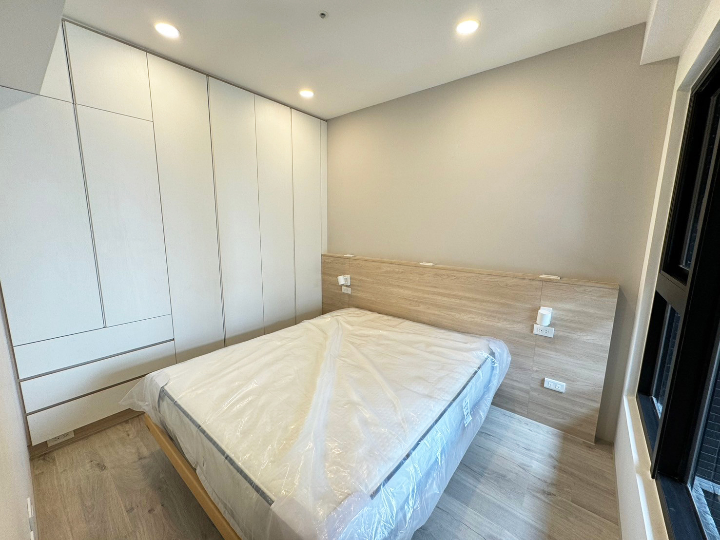 主臥室配置Queen size床墊,空間以睡眠機能為主