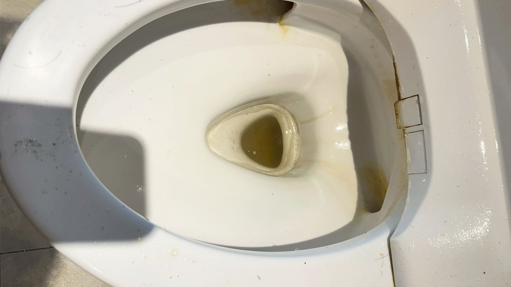 馬桶內部卡住的尿垢