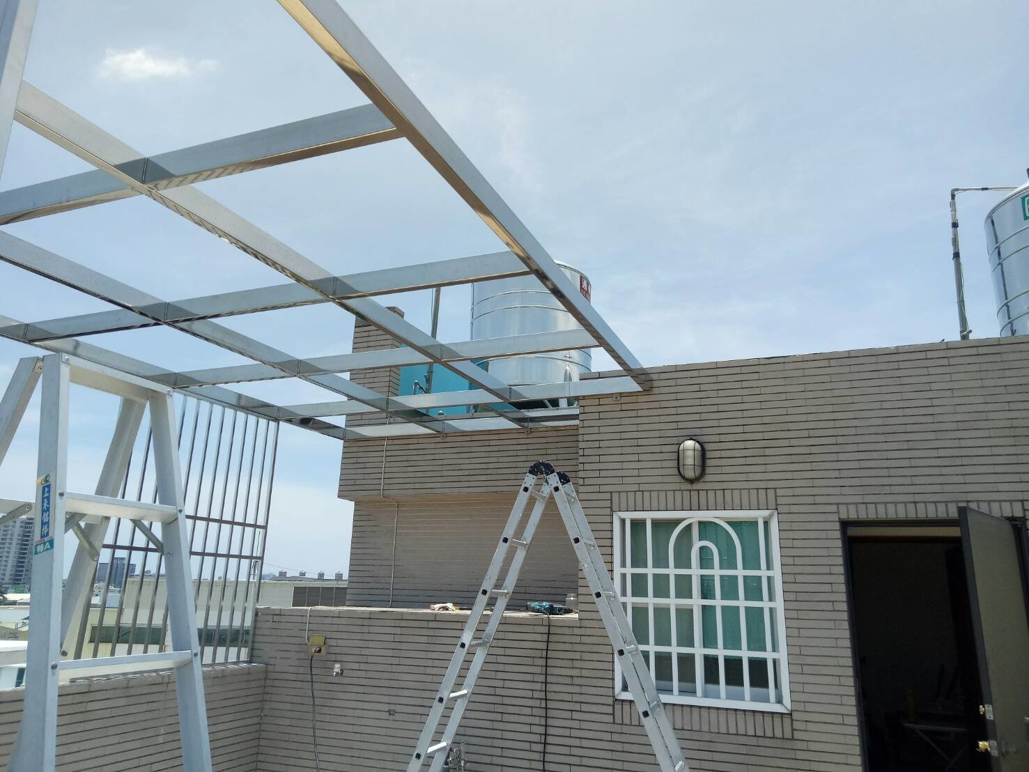不鏽鋼骨架在工廠預製完成後運至現場