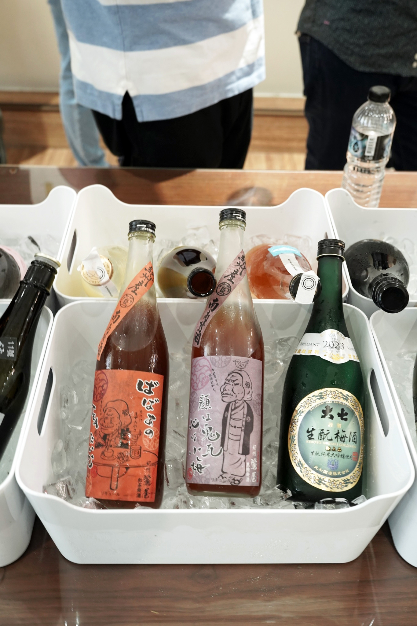桌上的清酒瓶身