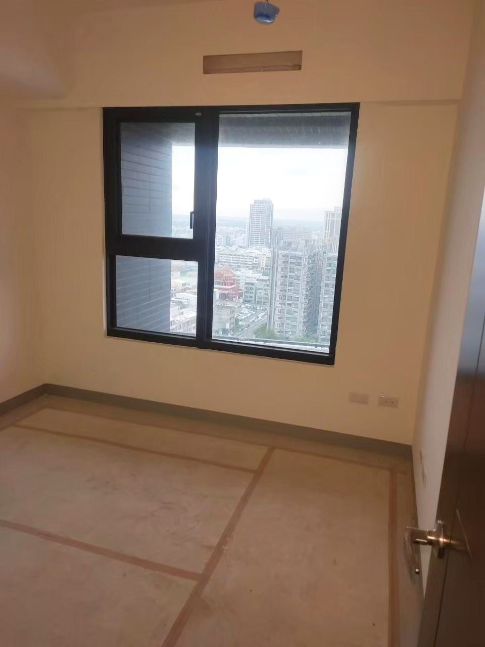 牆面與踢腳板的粉塵