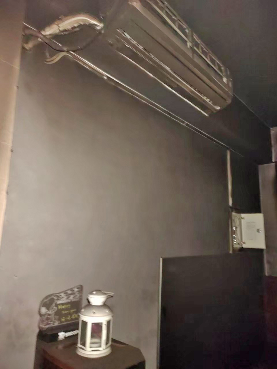 天花板與牆角的燻黑
