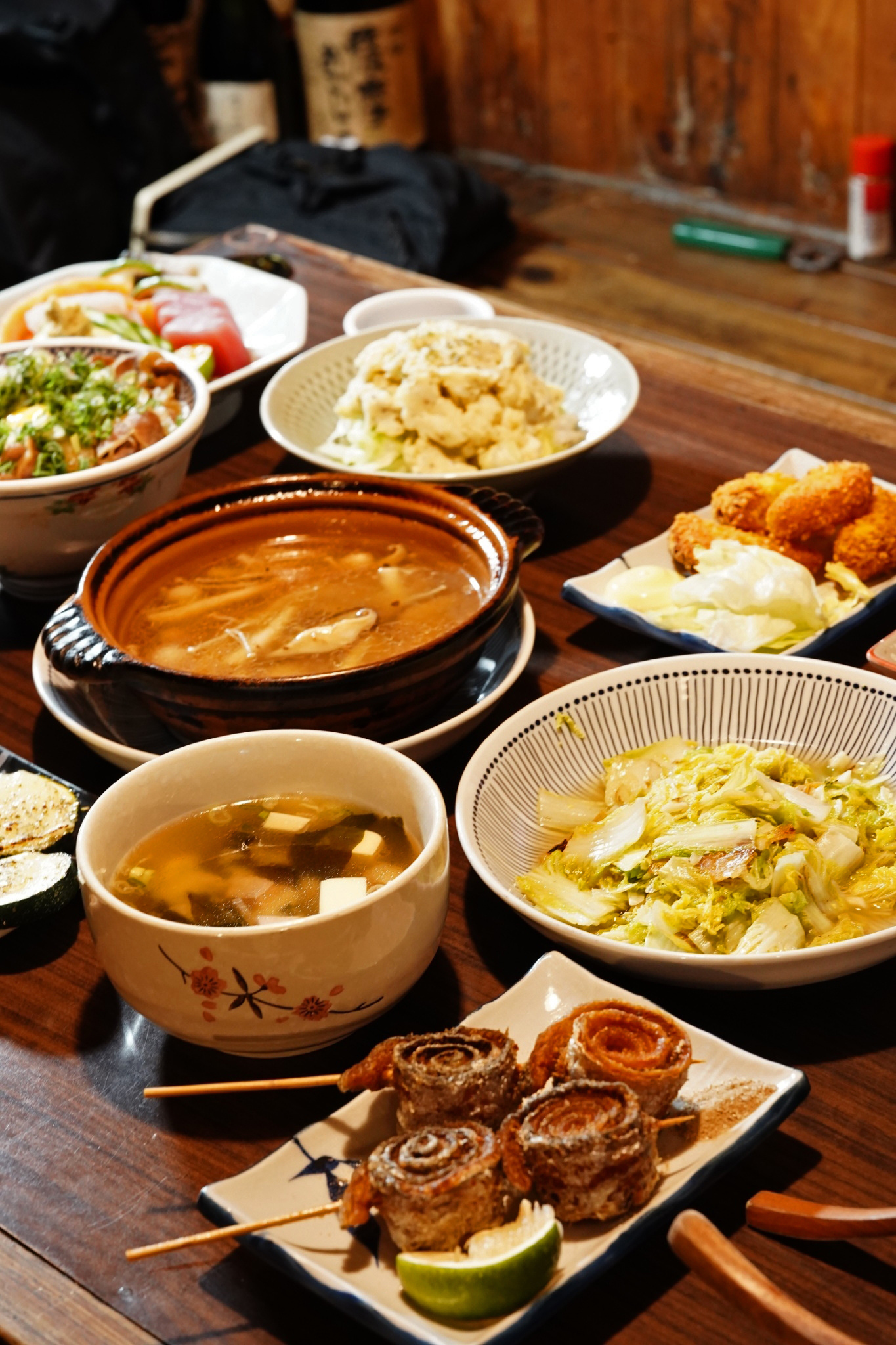 一桌豐盛的居酒屋餐點