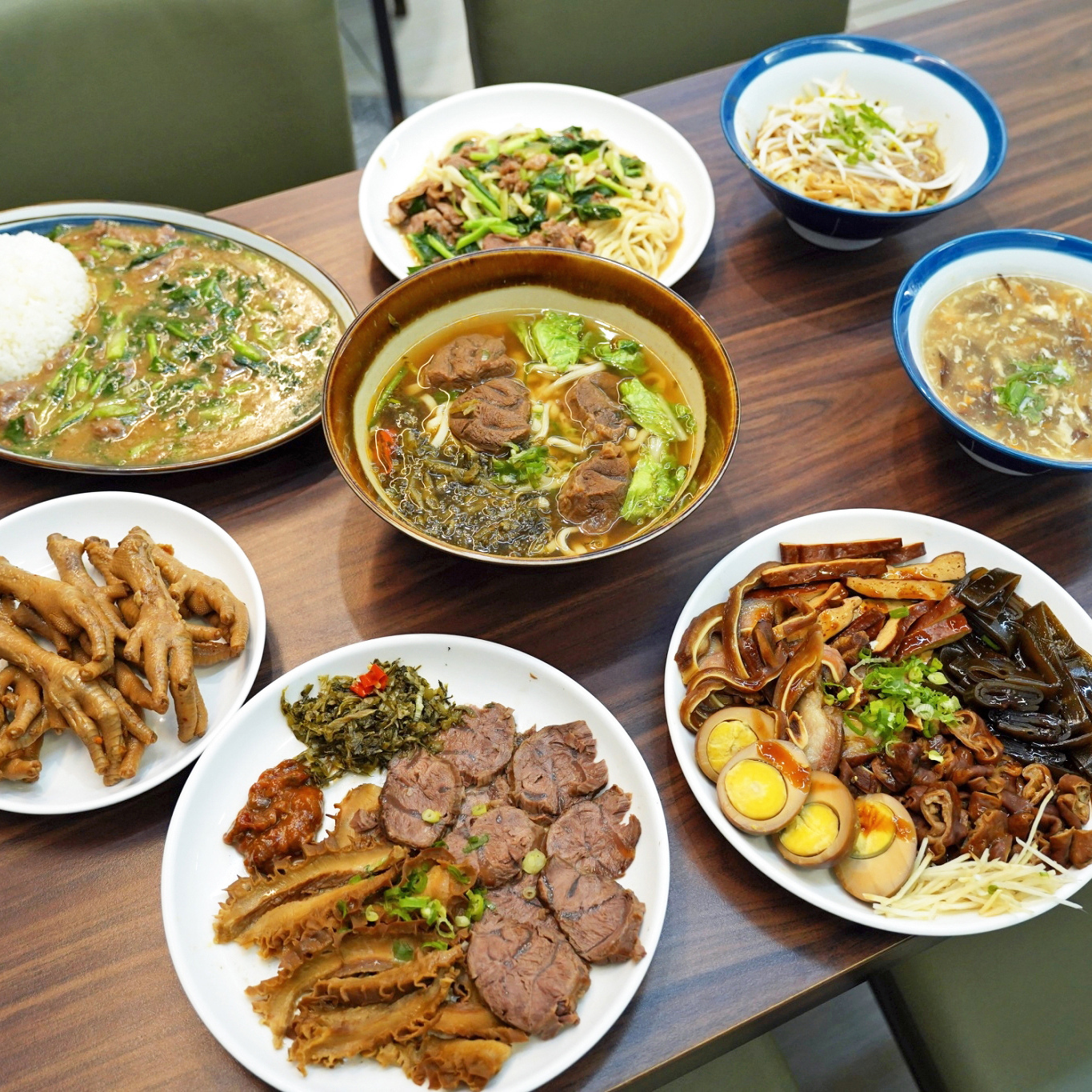 店內用餐環境與人潮