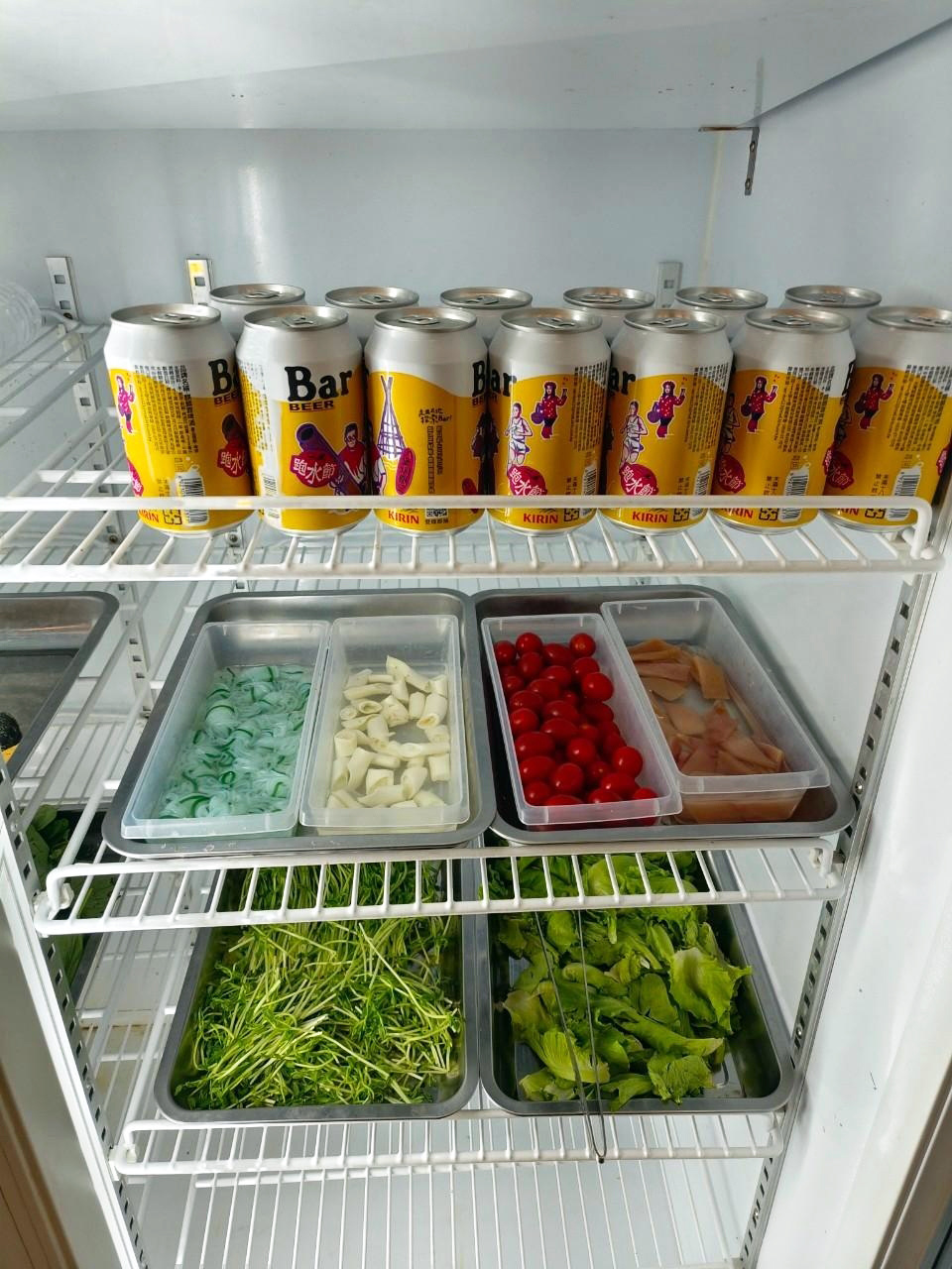 冰箱內滿滿的罐裝啤酒