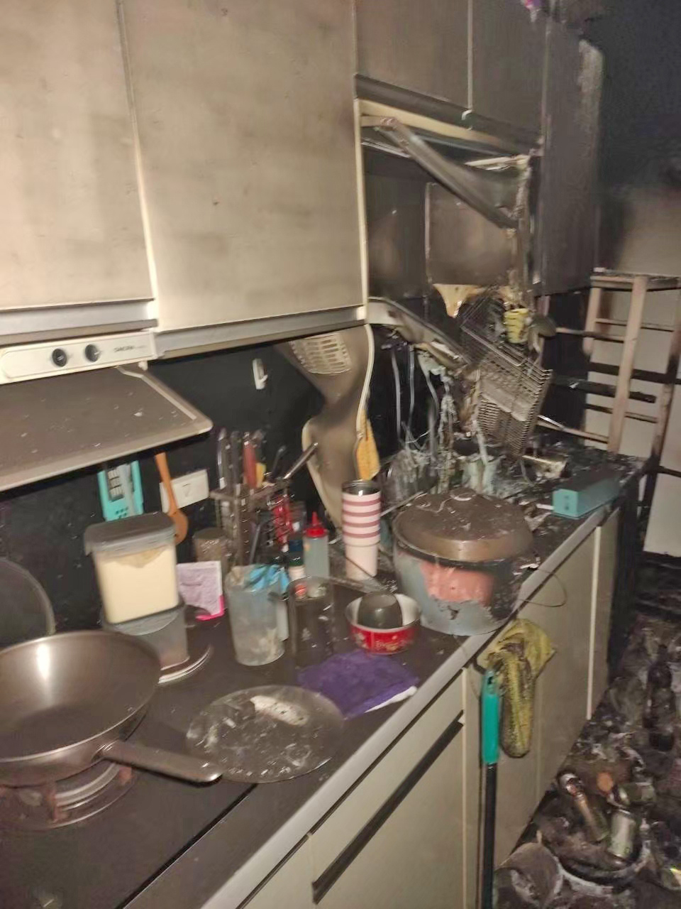 廚具被火勢波及的情形