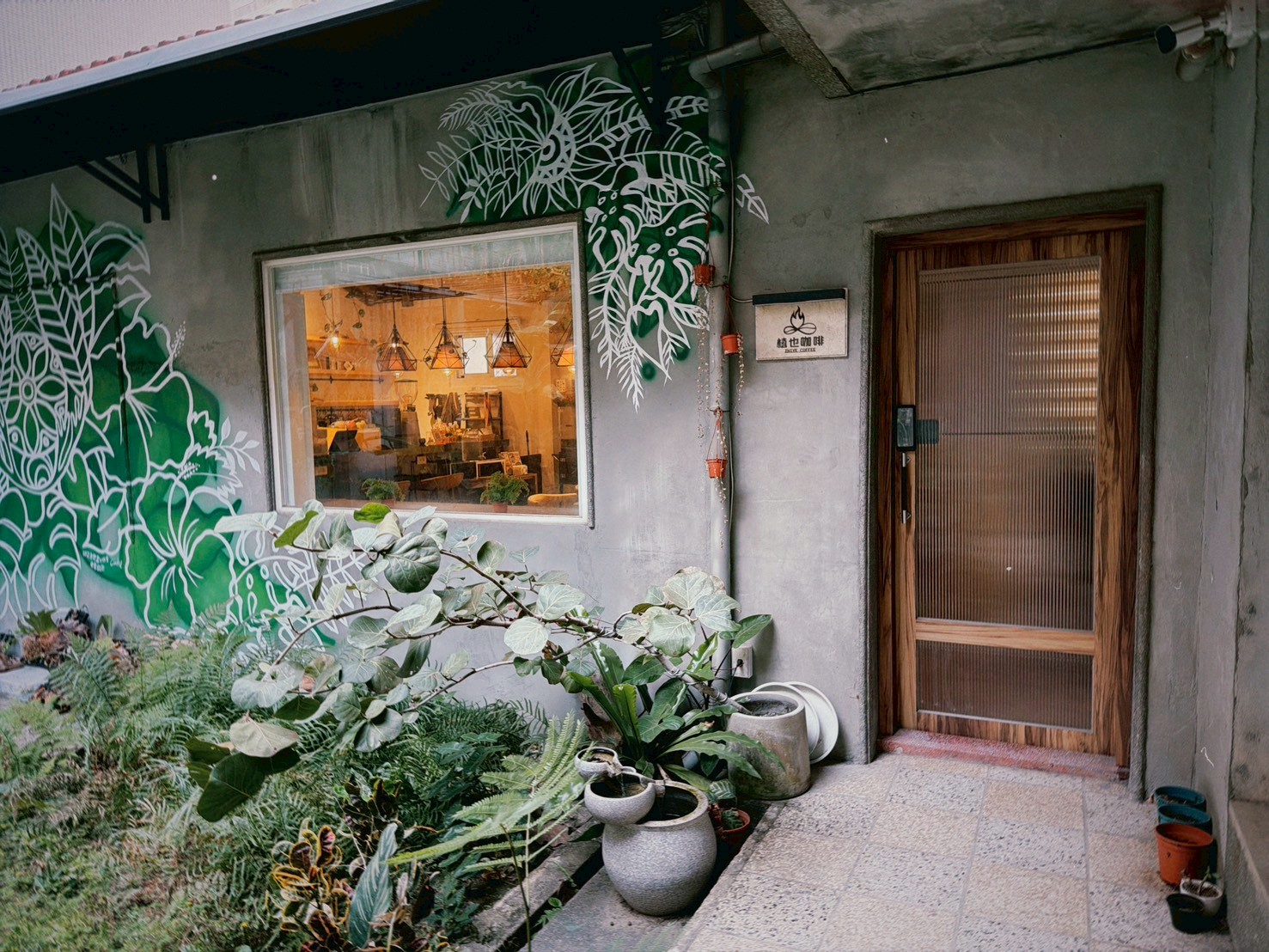 植也咖啡門口|情侶探店的第一眼