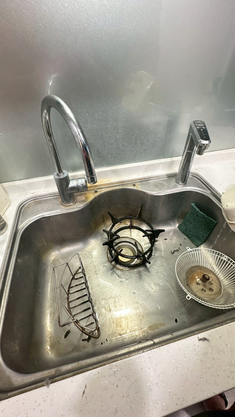 廚房水槽累積的油垢