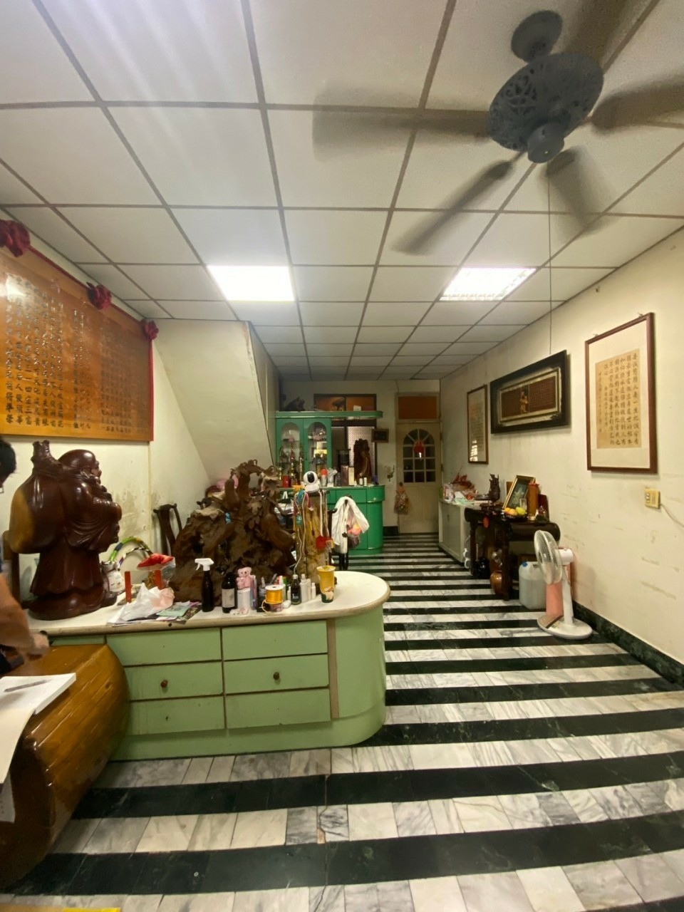 牆面斑駁老舊的情形