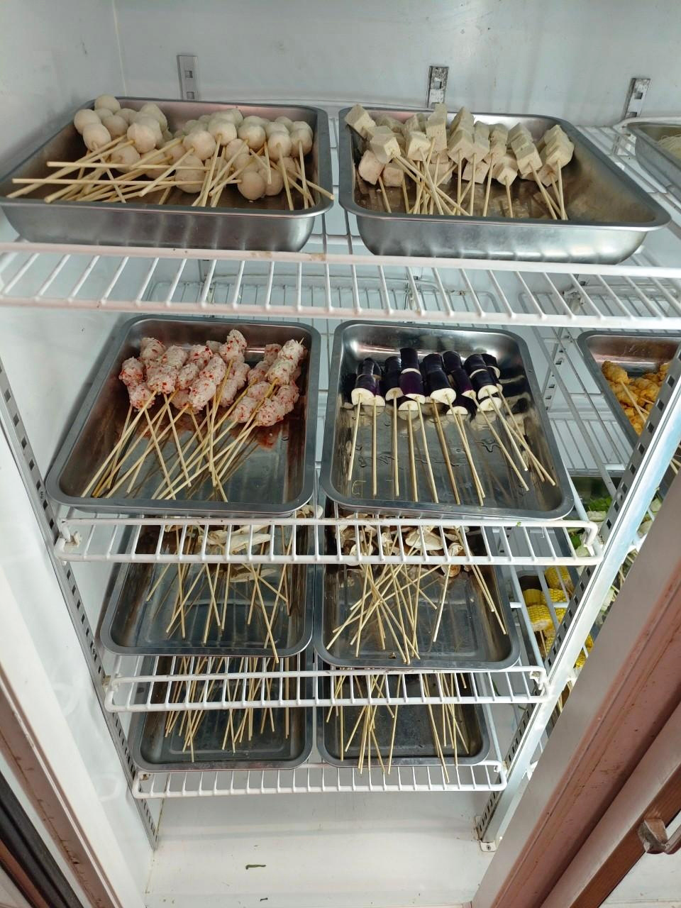 各式配料與沾醬區