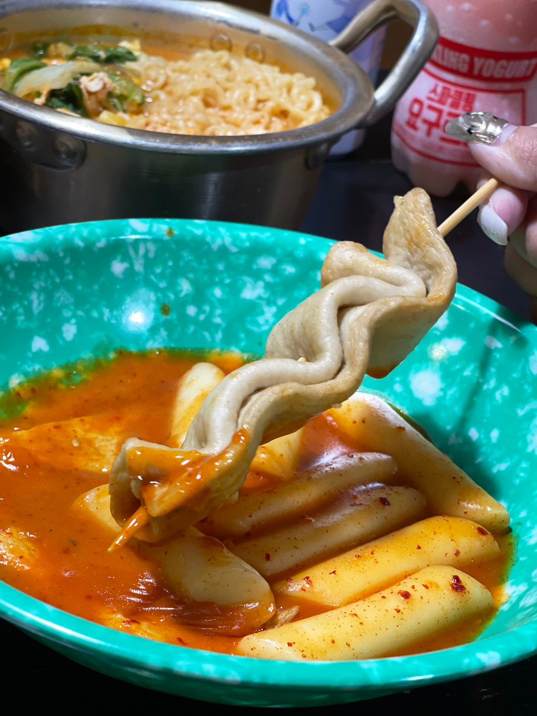 魚板沾辣炒年糕醬汁