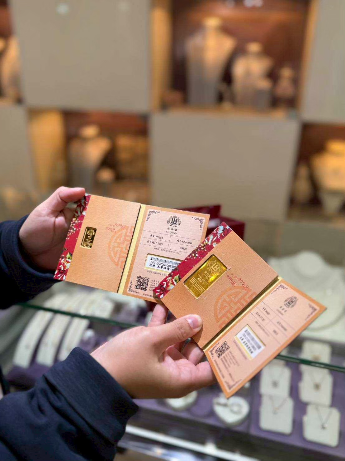 煌隆貴金屬貳台錢金條保證書卡冊，清晰標示999.9純金成色與7.50公克重量