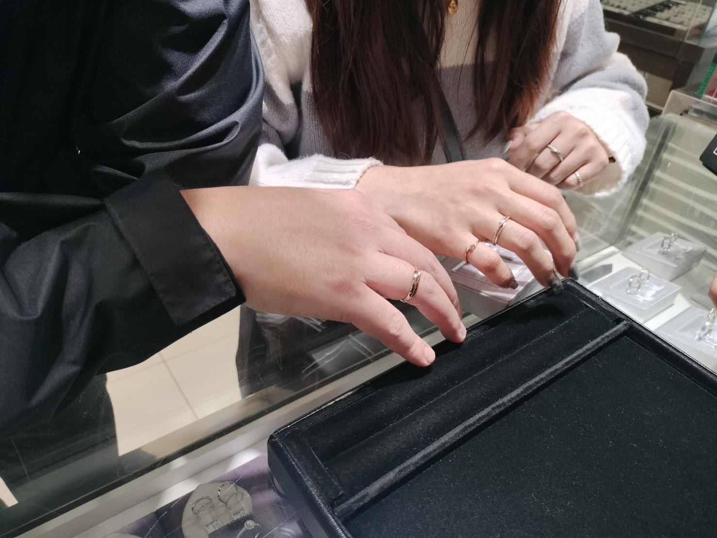 反覆比較各款戒指的配戴效果