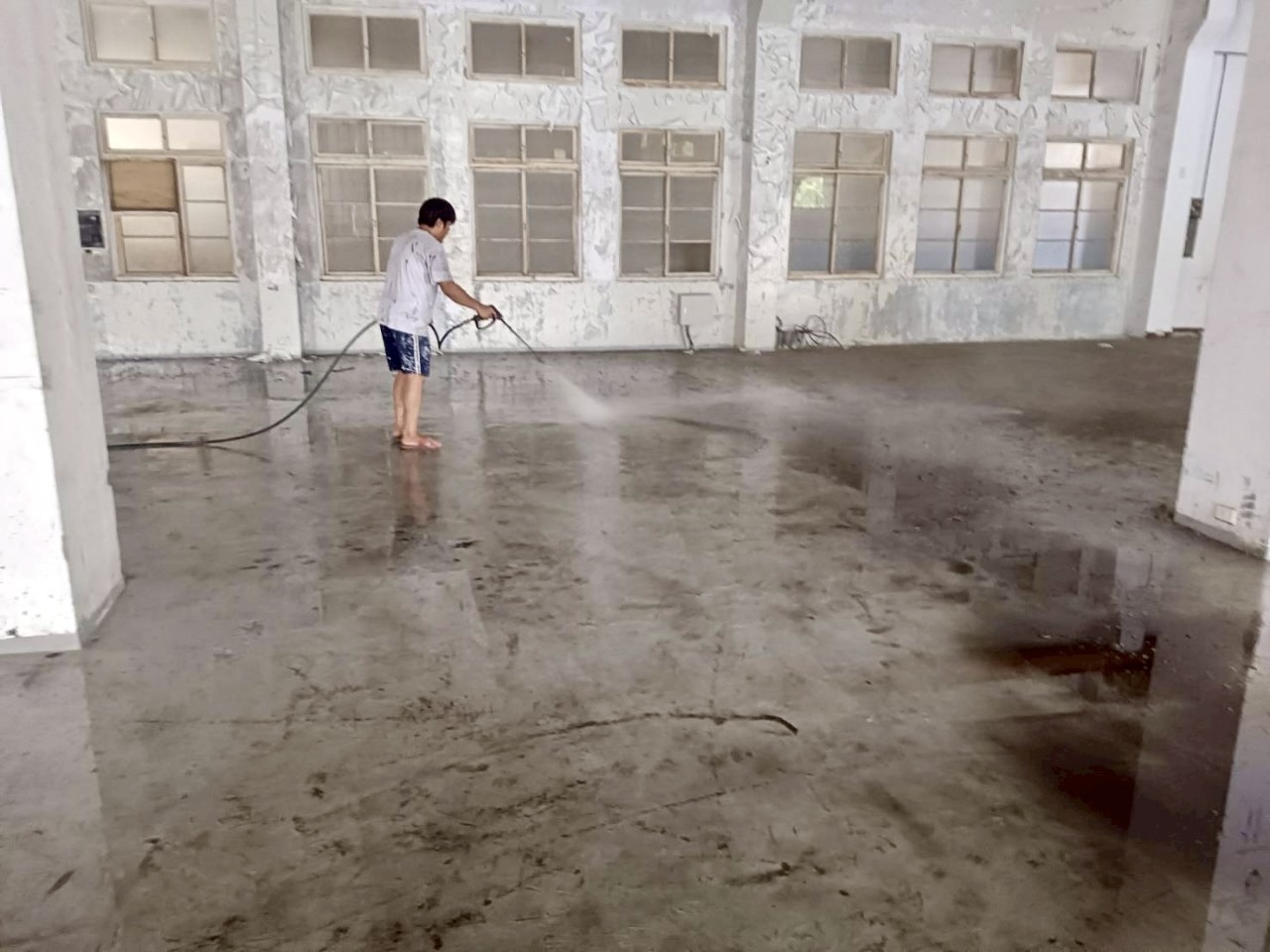 以高壓水刀沖洗地坪基底