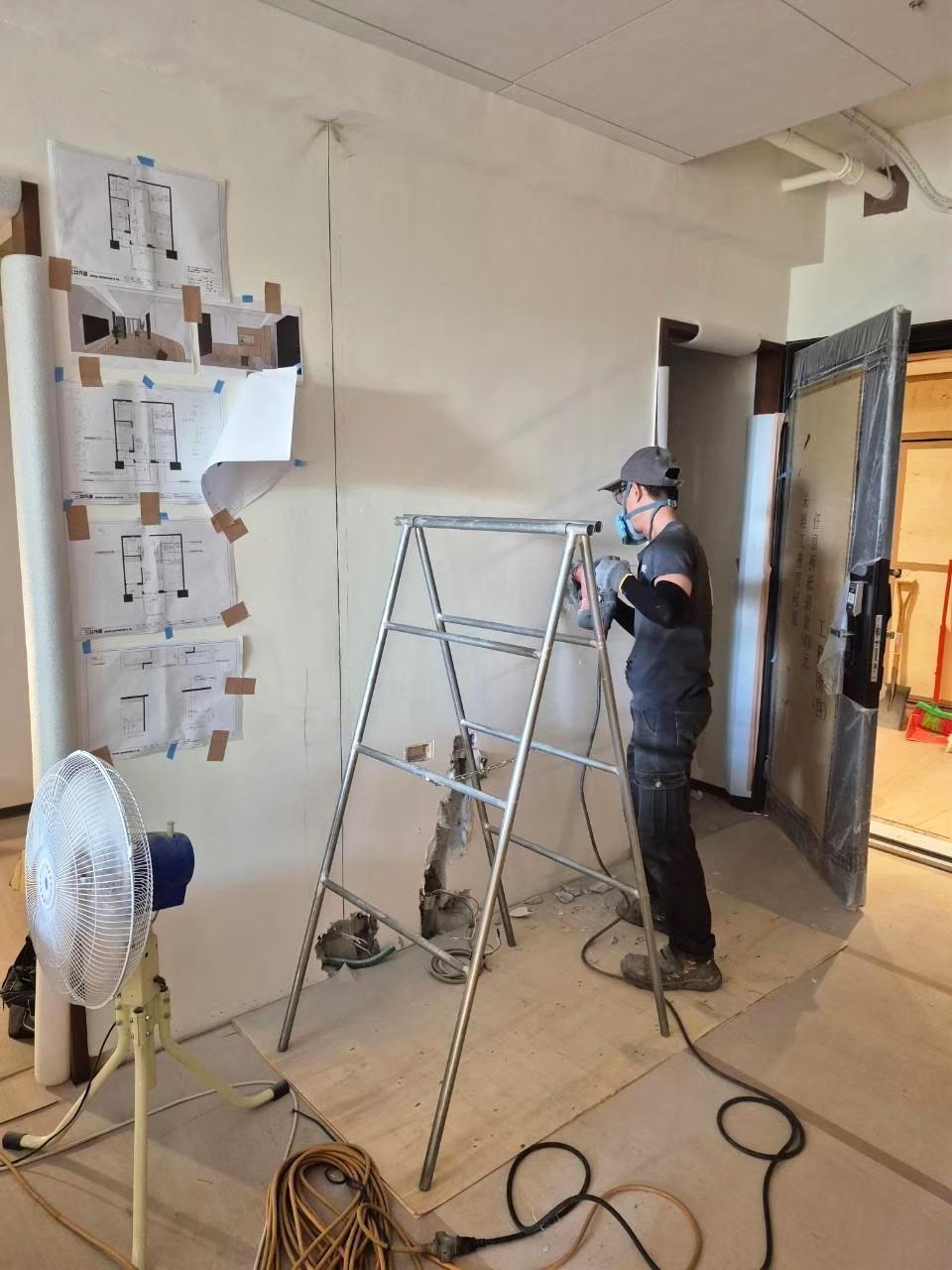 隔間磚牆打石拆除作業進行中