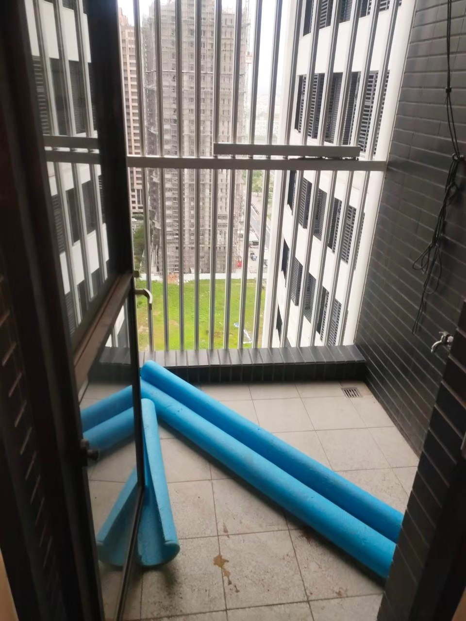 廚房區域的裝潢殘留