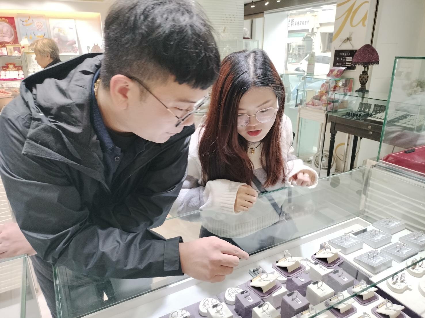 玫瑰金色系的鉑金對戒