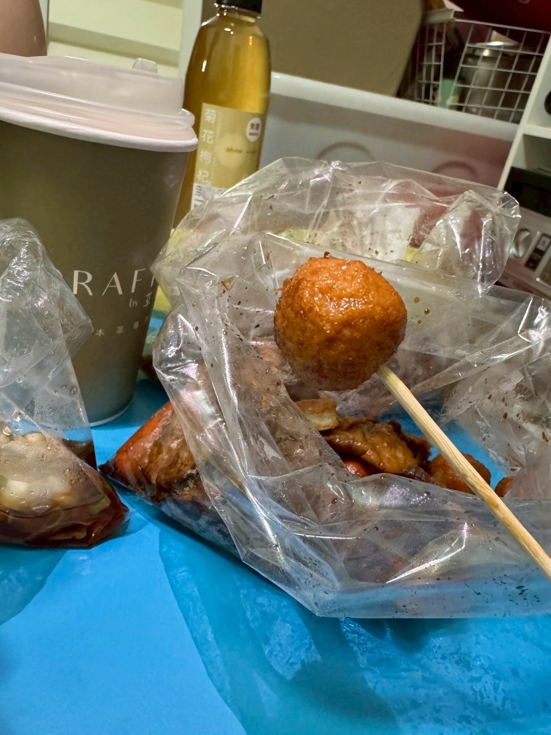 滿桌的夜市戰利品