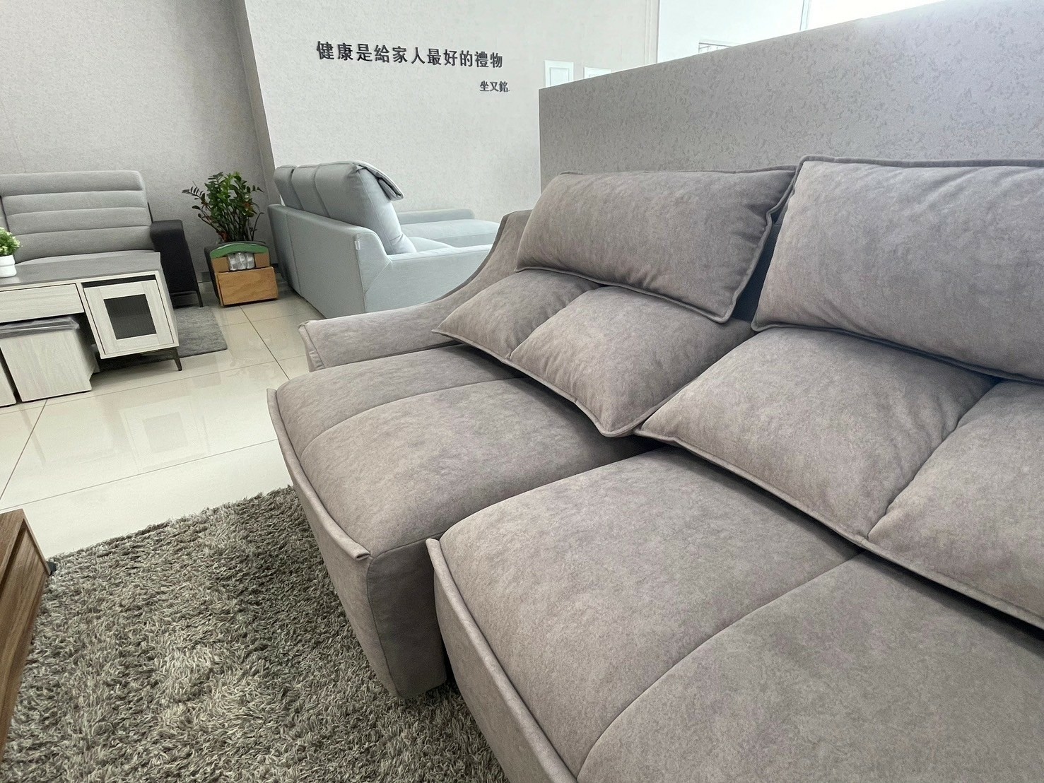 坐墊下的滑軌可拉出