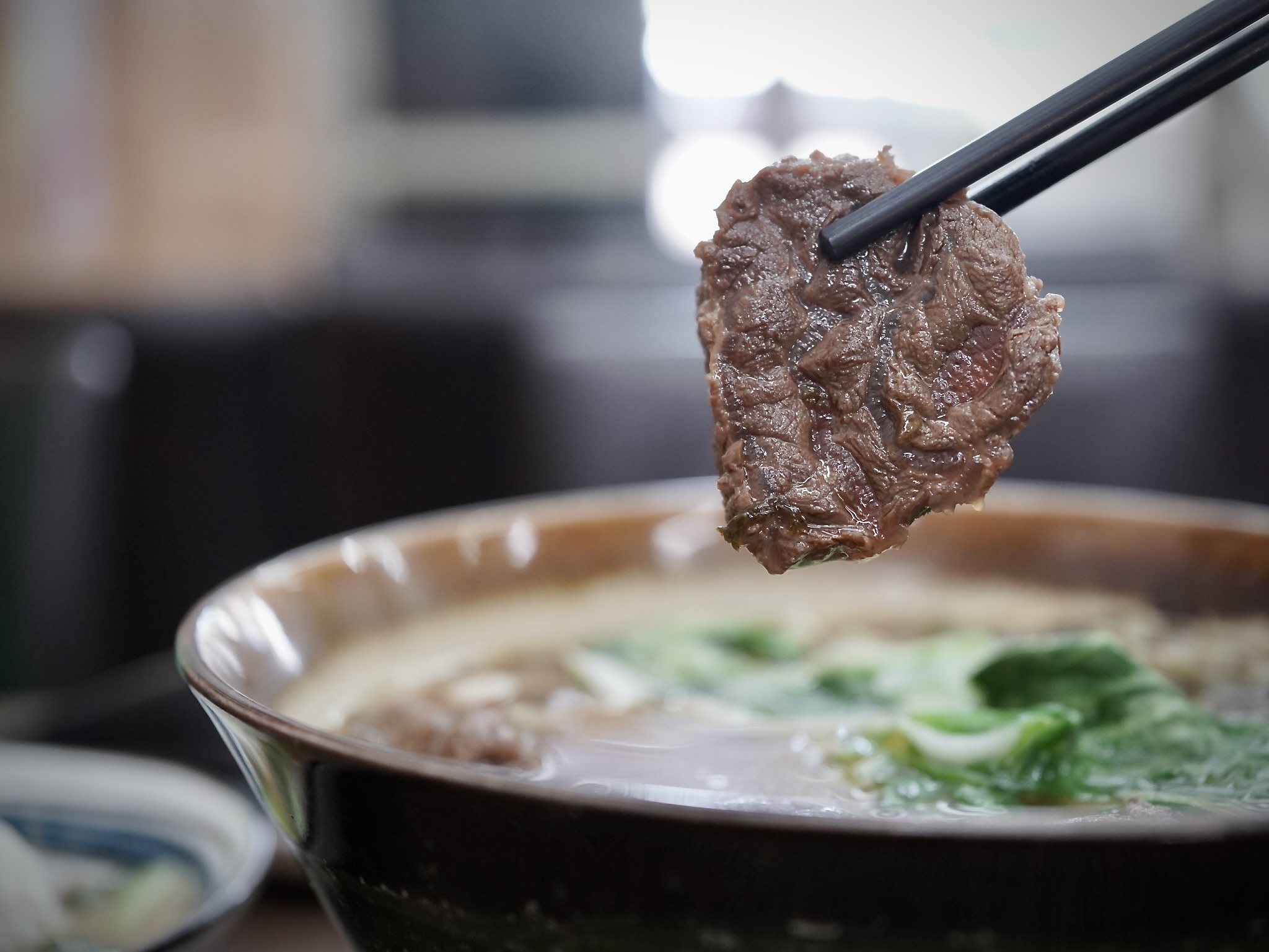 張家牛肉麵帶筋牛腱特寫筋花分明