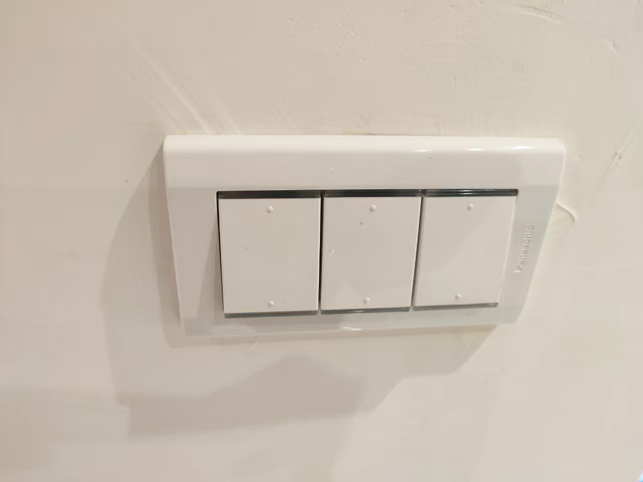 電燈開關面板擦拭乾淨