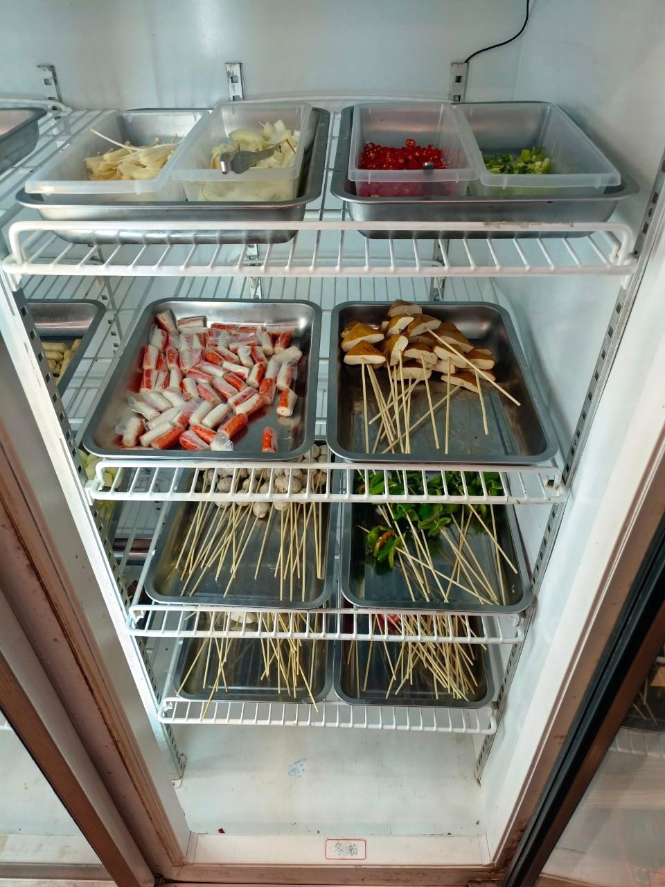 竹籤串裝的火鍋料