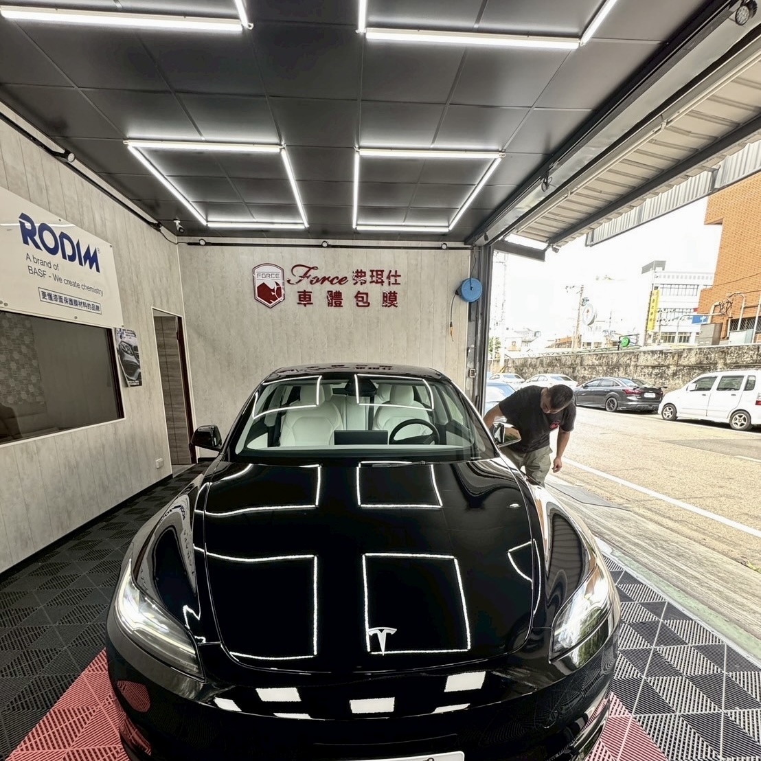 Force弗珥仕門市背景下的車輛