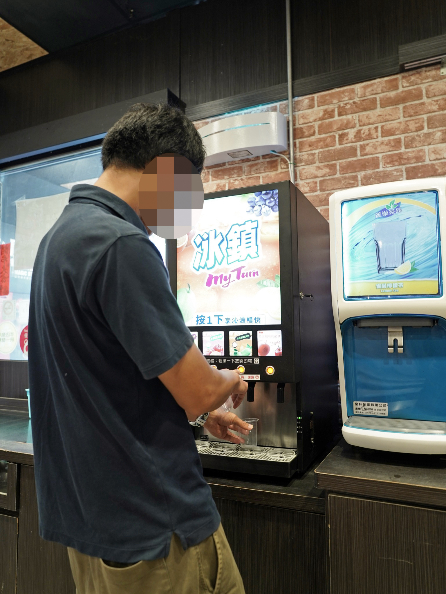 沾醬與餐具取用區