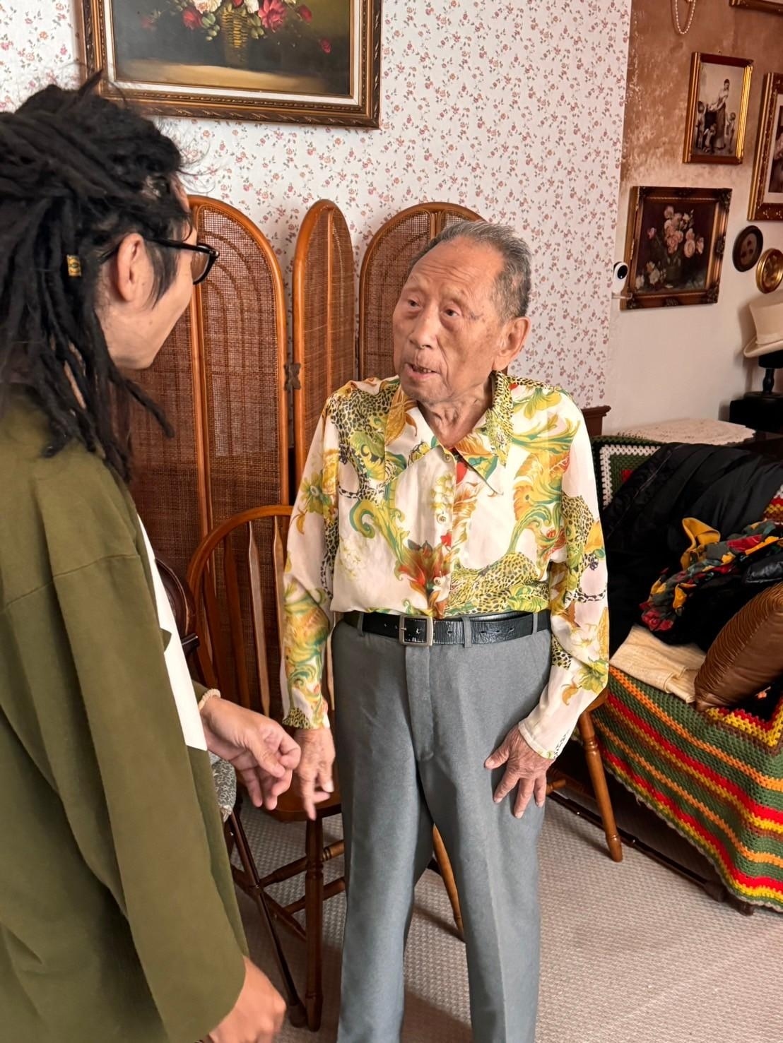 攝影師與爺爺聊天引導放鬆