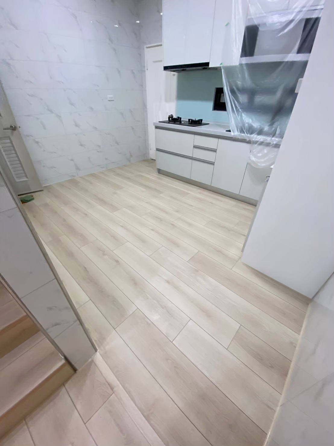 廚房延用同款木地板保持空間延續性