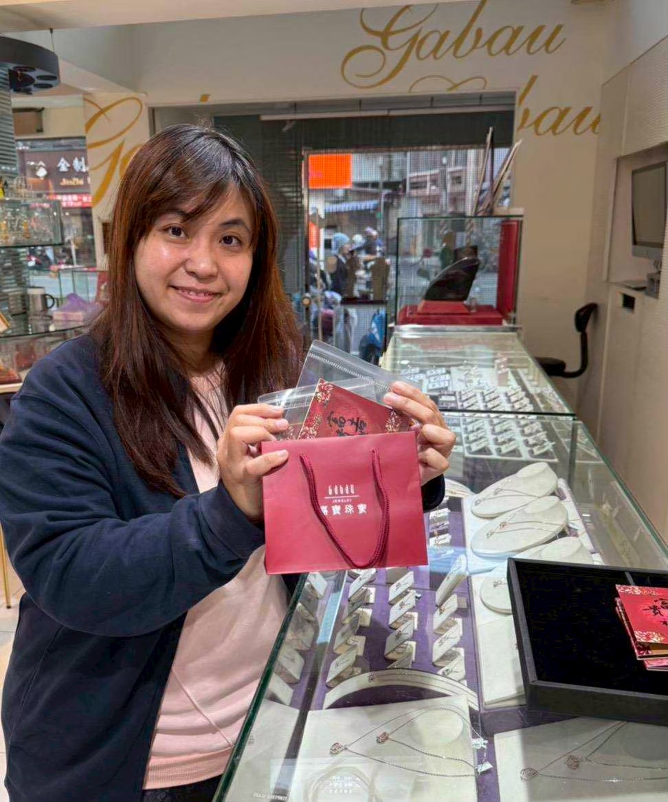 顧客於台南嘉寶珠寶購買實體金塊成功留影