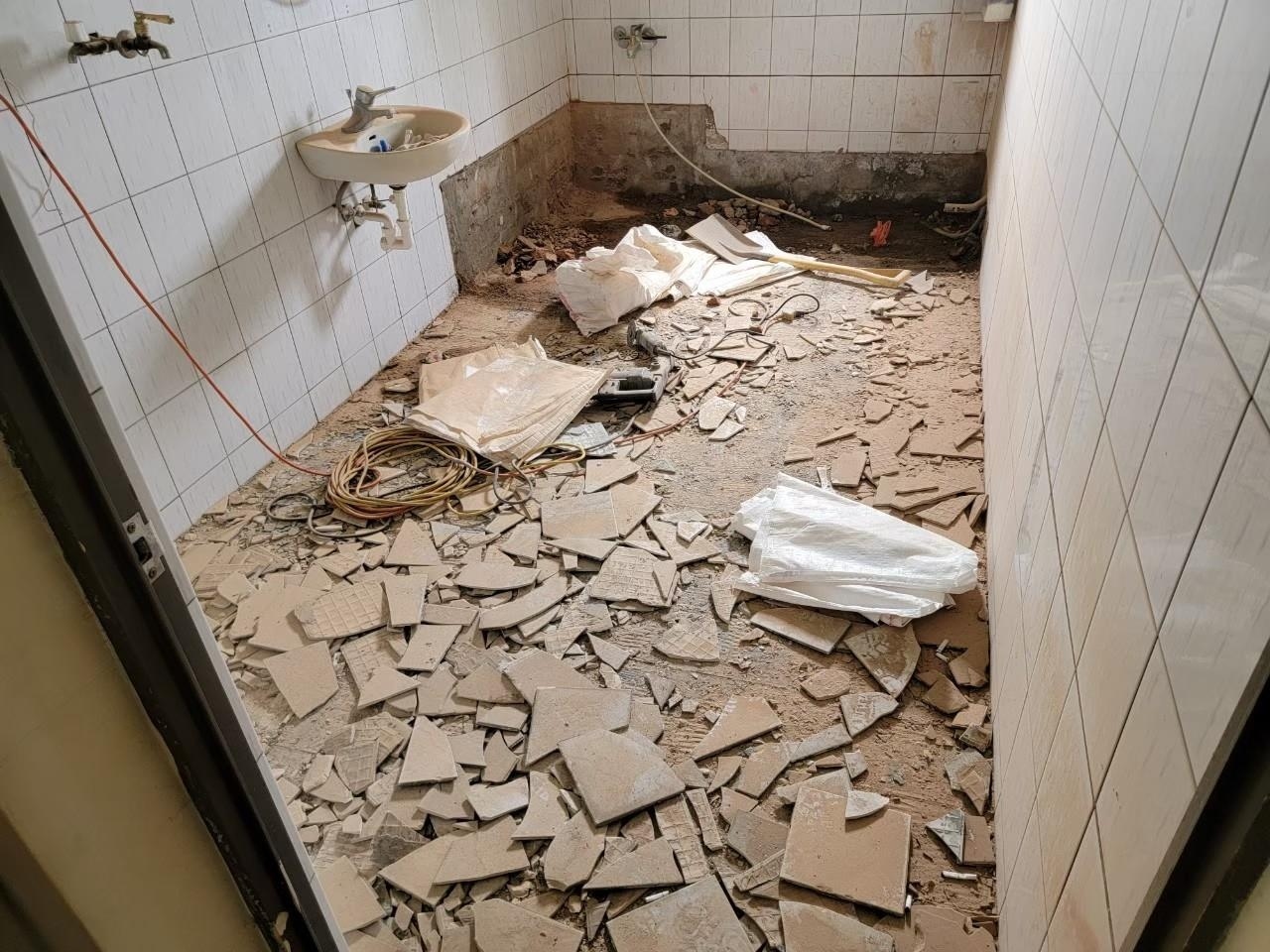 拆除地面磁磚與蹲式馬桶