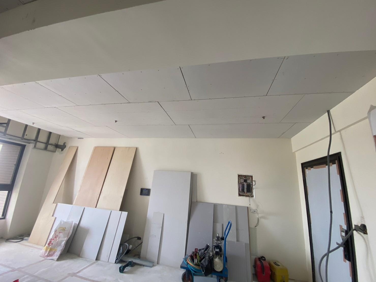 天花板施工中