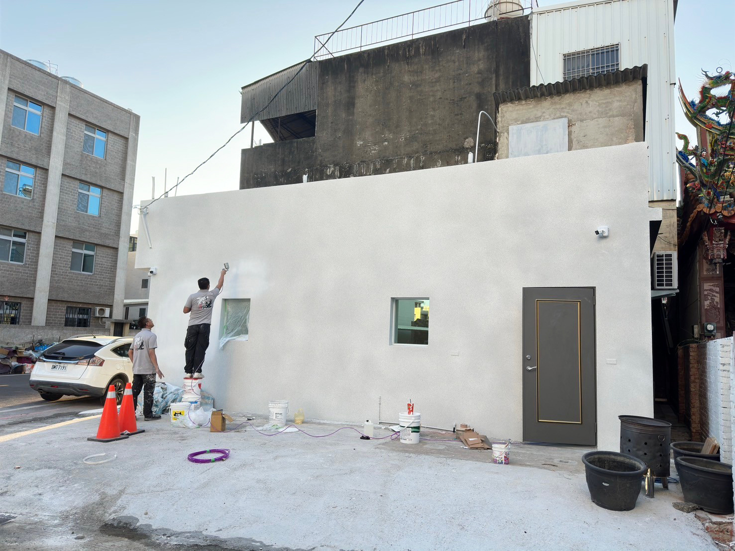 外牆噴石頭漆完成