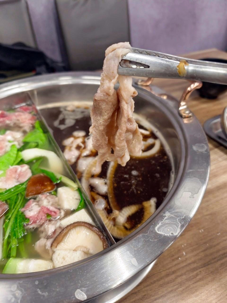 肉片沾附壽喜燒湯底