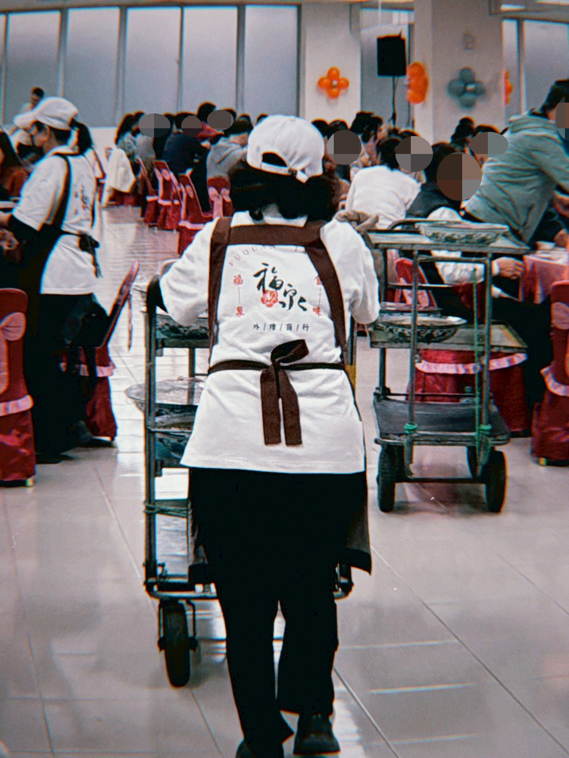 上菜的阿姨穿梭在桌間