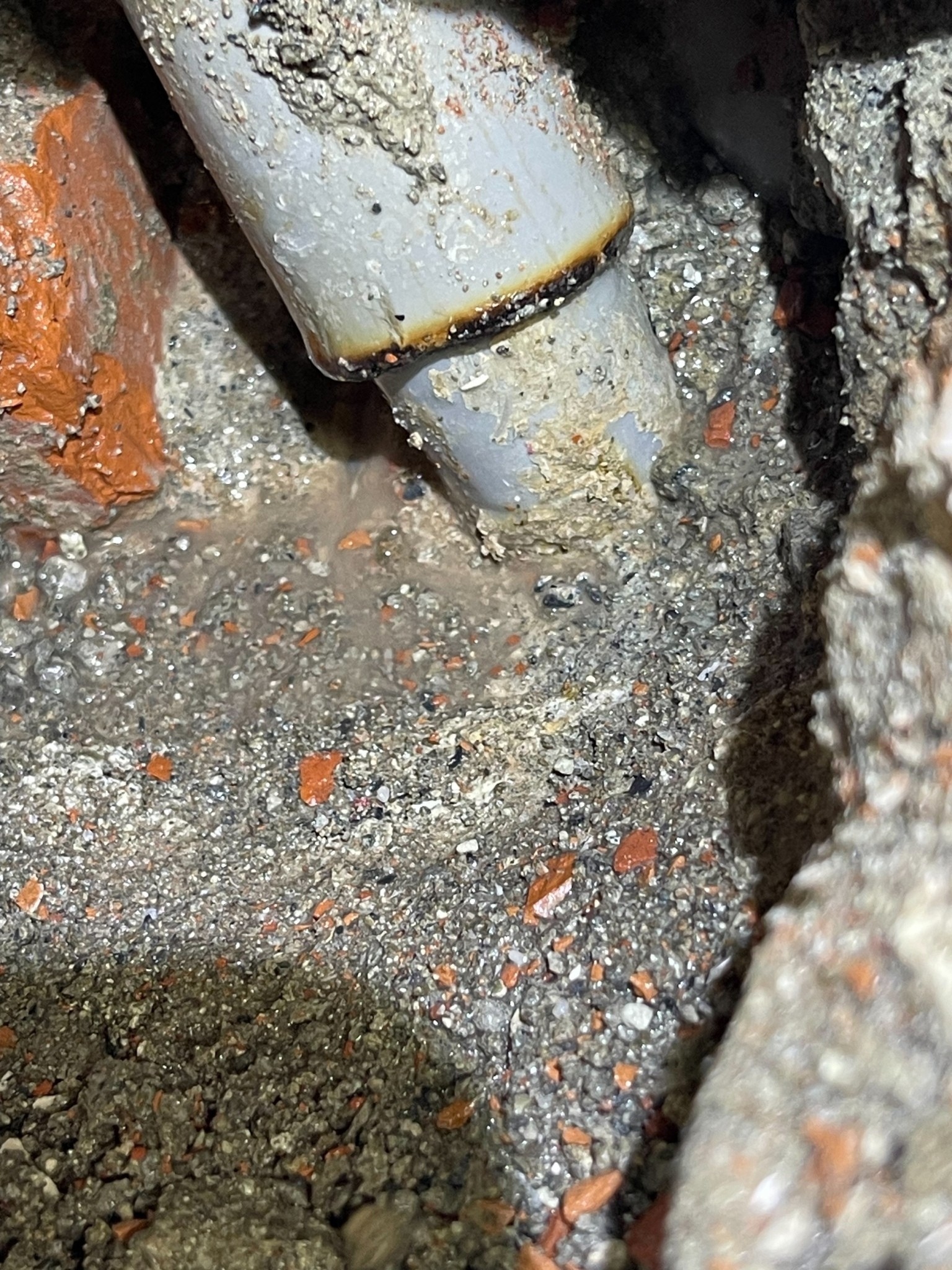 鑿開牆面後露出滲水的水管