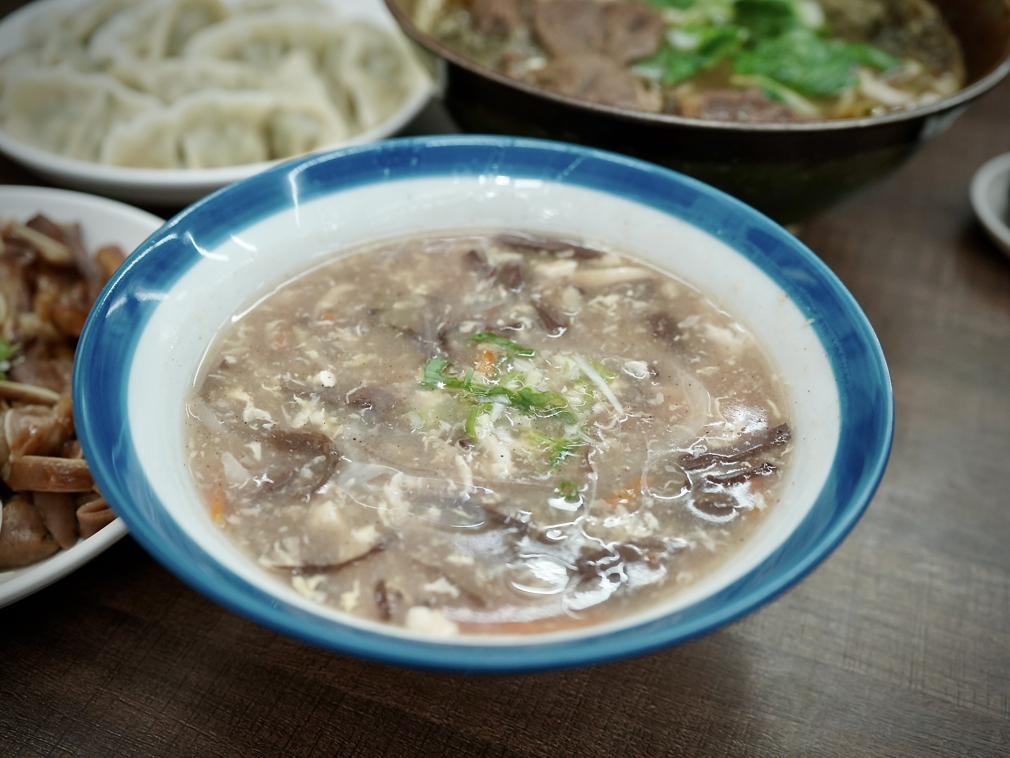 張家牛肉麵酸辣湯配料豐富