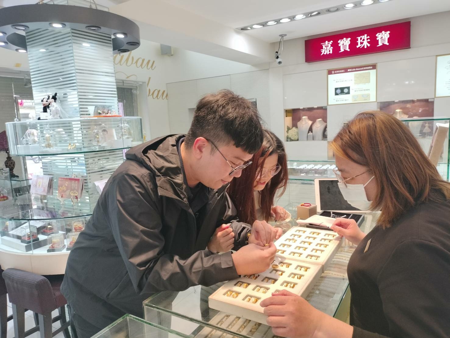 日本鉑金對戒的多種款式陳列