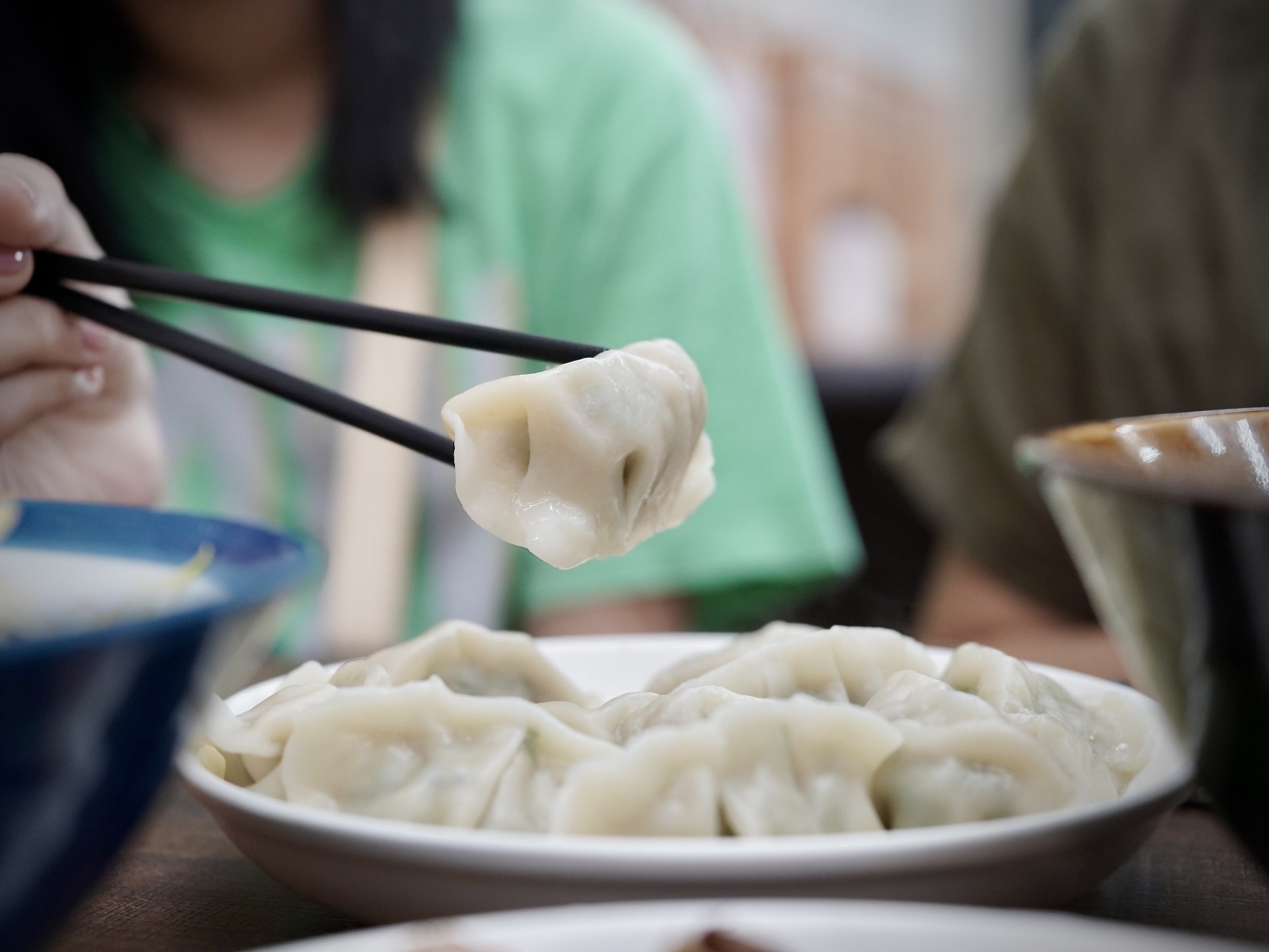 張家牛肉麵水餃夾起特寫皮薄餡多