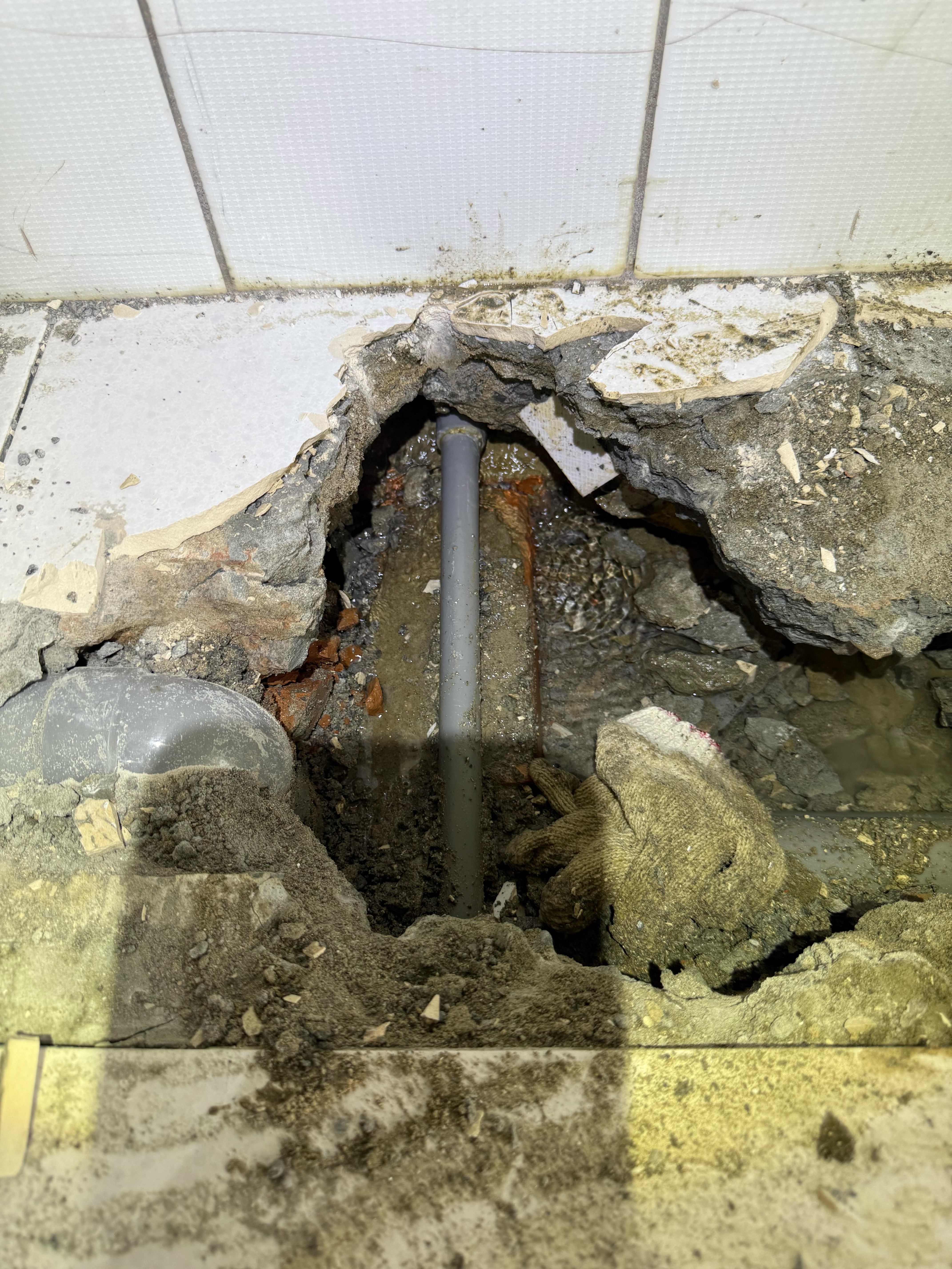 拆除廚具並打除地面水泥露出埋設管線