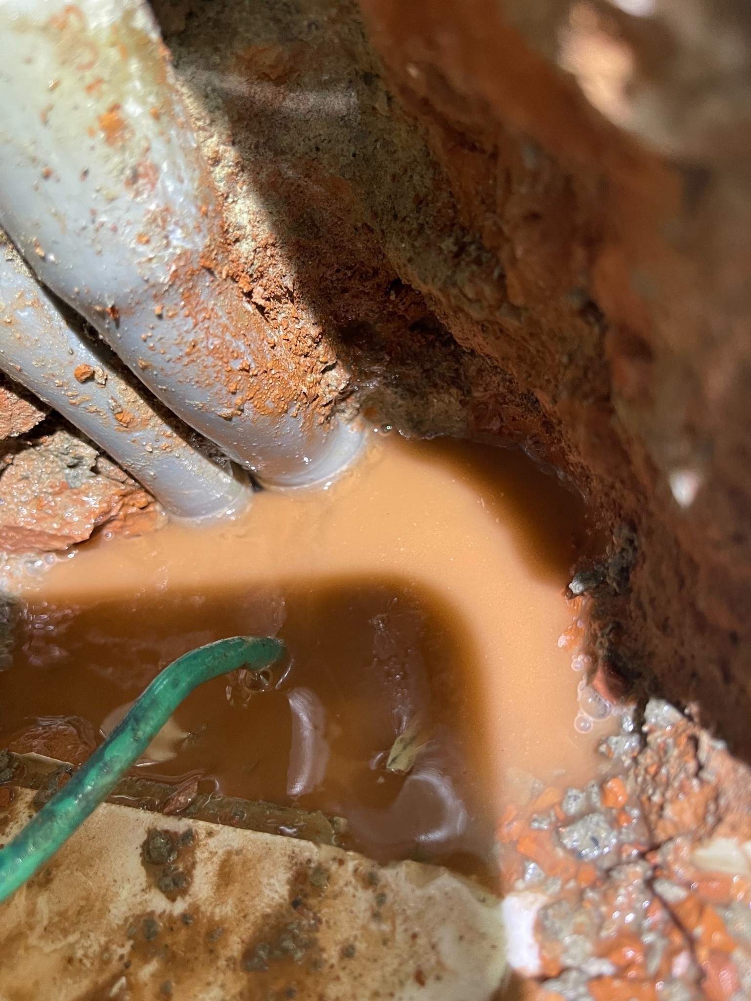 牆內管線實際滲水狀況特寫