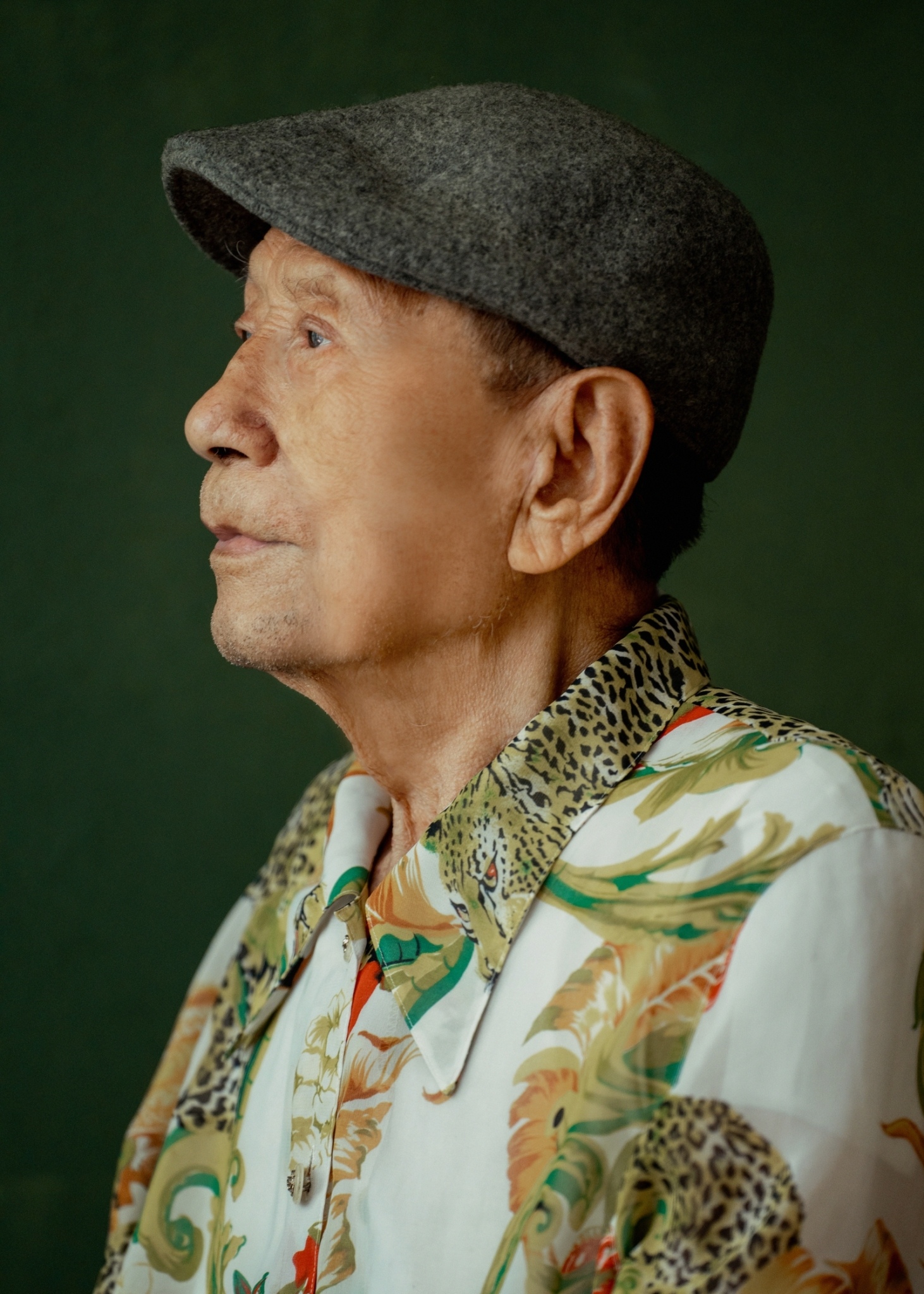攝影師以不同角度拍攝爺爺